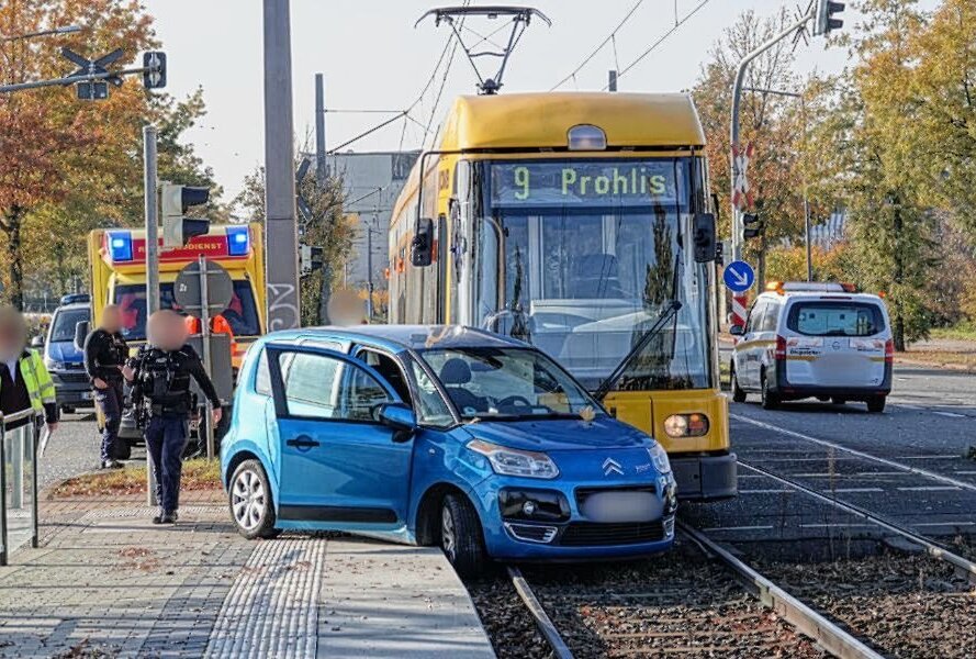 Update: Kollision zwischen PKW und Straßenbahn: Fahrer verletzt - Der PKW nach dem Zusammenstoß mit der Straßenbahn: Der Fahrer wurde verletzt und ins Krankenhaus eingeliefert. Foto: Roland Halkasch