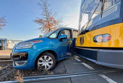 Update: Kollision zwischen PKW und Straßenbahn: Fahrer verletzt - Der PKW nach dem Zusammenstoß mit der Straßenbahn: Der Fahrer wurde verletzt und ins Krankenhaus eingeliefert. Foto: Roland Halkasch