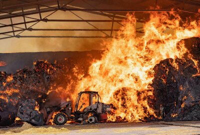 Update: Lagerhalle steht in Flammen: Großbrand in Plauen - Großbrand einer Lagerhalle bei Plauen. Foto: Igor Pastierovic