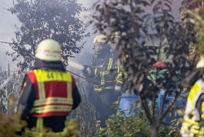 Update Laubenbrand in Freiberg: Helfer bei Löschversuchen verletzt - Am Montagabend geriet eine Gartenlaube in Brand. Foto: Marcel Schlenkrich