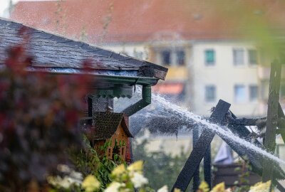 Update Laubenbrand in Freiberg: Helfer bei Löschversuchen verletzt - Bei dem Brand werden zwei Personen verletzt. Foto: Marcel Schlenkrich