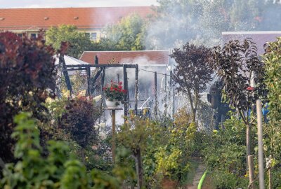 Update Laubenbrand in Freiberg: Helfer bei Löschversuchen verletzt - Bei dem Brand werden zwei Personen verletzt. Foto: Marcel Schlenkrich