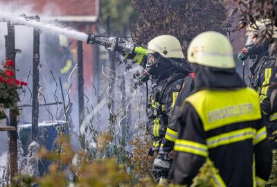 Update Laubenbrand in Freiberg: Helfer bei Löschversuchen verletzt - Bei dem Brand werden zwei Personen verletzt. Foto: Marcel Schlenkrich