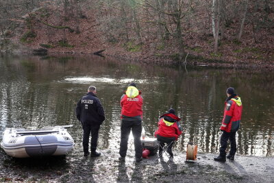 Die Polizeitaucher setzen die Suche fort. Foto: Harry Härtel