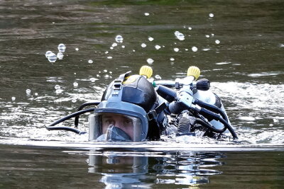 Die Polizeitaucher setzen die Suche fort. Foto: Harry Härtel