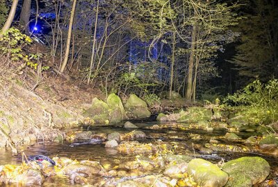 Update: Leiche in sächsischem Fluss gefunden: Ist es ein zuvor Vermisster? - Polizisten machen einen grausamen Fund im Fluss Biela. Foto: Marko Förster