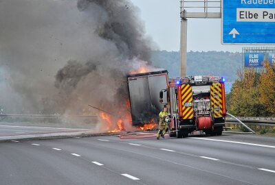 Update LKW-Brand: A4 nach Vollsperrung wieder freigegeben - Am Montagnachmittag kam es zu einem LKW-Brand auf der A4 bei Dresden Neustadt. Foto: Roland Halkasch