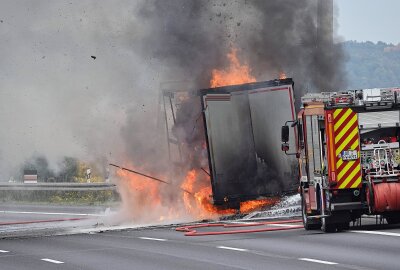 Update LKW-Brand: A4 nach Vollsperrung wieder freigegeben - Die Feuerwehr ist im Großeinsatz, um den brennenden LKW zu löschen. Foto: Roland Halkasch