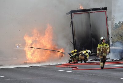 Update LKW-Brand: A4 nach Vollsperrung wieder freigegeben - Die Feuerwehr versucht den Brand zu löschen. Foto: Roland Halkasch