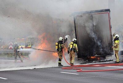 Update LKW-Brand: A4 nach Vollsperrung wieder freigegeben - Die Feuerwehr versucht den Brand zu löschen. Foto: Roland Halkasch