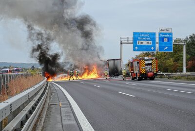 Update LKW-Brand: A4 nach Vollsperrung wieder freigegeben - Der Brand breitete sich auf die gesamte Fahrbahn aus. Foto: Roland Halkasch