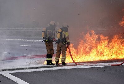 Update LKW-Brand: A4 nach Vollsperrung wieder freigegeben - Der Brand breitete sich auf die gesamte Fahrbahn aus. Foto: Roland Halkasch