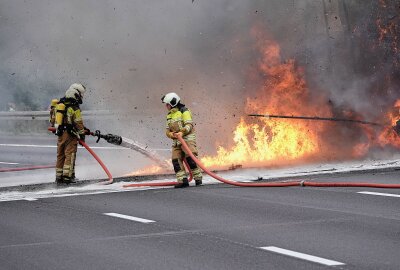 Update LKW-Brand: A4 nach Vollsperrung wieder freigegeben - Die Feuerwehr kämpft mit den Flammen. Foto: Roland Halkasch