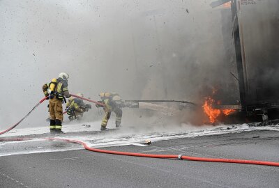 Update LKW-Brand: A4 nach Vollsperrung wieder freigegeben - Die Feuerwehr kämpft mit den Flammen. Foto: Roland Halkasch