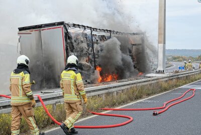 Update LKW-Brand: A4 nach Vollsperrung wieder freigegeben - Die Fahrbahn ist in beiden Richtungen gesperrt. Foto: Roland Halkasch