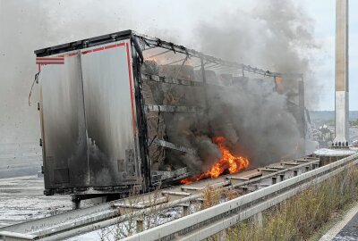 Update LKW-Brand: A4 nach Vollsperrung wieder freigegeben - Der LKW brannte aus. Foto: Roland Halkasch