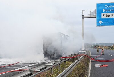 Update LKW-Brand: A4 nach Vollsperrung wieder freigegeben - Die Fahrbahn ist in beiden Richtungen gesperrt. Foto: Roland Halkasch