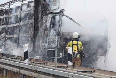 Update LKW-Brand: A4 nach Vollsperrung wieder freigegeben - Am Montagnachmittag kam es zu einem LKW-Brand auf der A4 bei Dresden Neustadt. Foto: Roland Halkasch