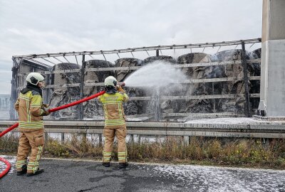 Update LKW-Brand: A4 nach Vollsperrung wieder freigegeben - Der LKW brannte aus. Foto: Roland Halkasch