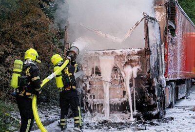 Update: LKW in Vollbrand - Fahrerhaus und Auflieger stark beschädigt - Am Montagmorgen kam es zu einem Vollbrand eines LKW in Chemnitz. Foto: Harry Härtel