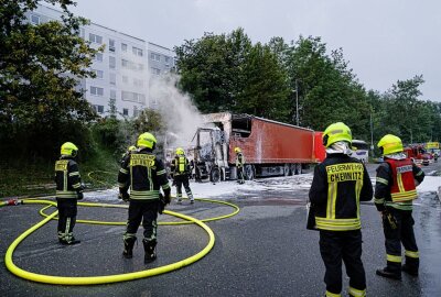 Update: LKW in Vollbrand - Fahrerhaus und Auflieger stark beschädigt - Am Montagmorgen kam es zu einem Vollbrand eines LKW in Chemnitz. Foto: Harry Härtel