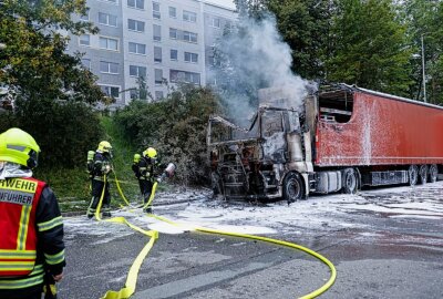 Update: LKW in Vollbrand - Fahrerhaus und Auflieger stark beschädigt - Am Montagmorgen kam es zu einem Vollbrand eines LKW in Chemnitz. Foto: Harry Härtel