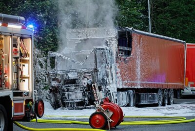 Update: LKW in Vollbrand - Fahrerhaus und Auflieger stark beschädigt - Am Montagmorgen kam es zu einem Vollbrand eines LKW in Chemnitz. Foto: Harry Härtel