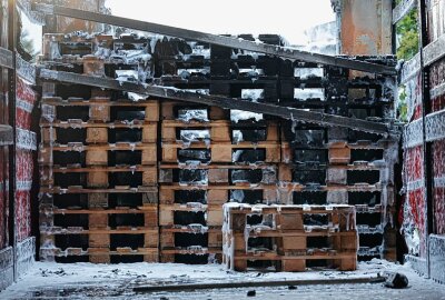 Update: LKW in Vollbrand - Fahrerhaus und Auflieger stark beschädigt - Im LKW befanden sich Paletten. Foto: Harry Härtel