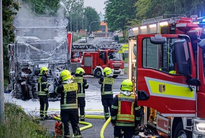 Update: LKW in Vollbrand - Fahrerhaus und Auflieger stark beschädigt - Am Montagmorgen kam es zu einem Vollbrand eines LKW in Chemnitz. Foto: Harry Härtel