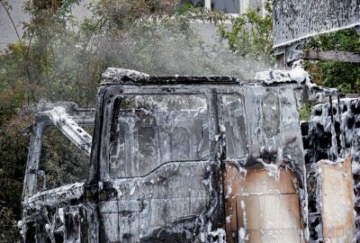 Update: LKW in Vollbrand - Fahrerhaus und Auflieger stark beschädigt - Am Montagmorgen kam es zu einem Vollbrand eines LKW in Chemnitz. Foto: Harry Härtel