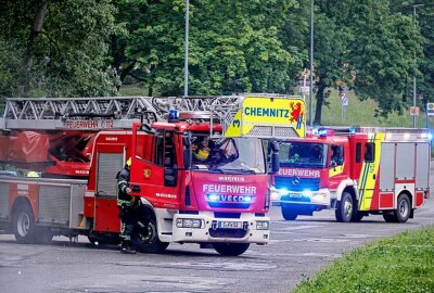 Update: LKW in Vollbrand - Fahrerhaus und Auflieger stark beschädigt - Am Montagmorgen kam es zu einem Vollbrand eines LKW in Chemnitz. Foto: Harry Härtel