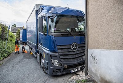 Update: LKW kollidiert mit Wohnhaus: Aufwendige Bergungsaktion nach Bremsversagen in Plauen - LKW kracht gegen Wohnhaus und löst aufwendige Bergung aus. Foto: Igor Pastierovic