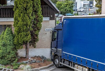 Update: LKW kollidiert mit Wohnhaus: Aufwendige Bergungsaktion nach Bremsversagen in Plauen - LKW kracht gegen Wohnhaus und löst aufwendige Bergung aus. Foto: Igor Pastierovic