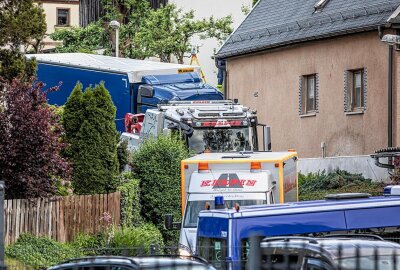 Update: LKW kollidiert mit Wohnhaus: Aufwendige Bergungsaktion nach Bremsversagen in Plauen - LKW kollidiert mit Wohnhaus: aufwendige Bergungsaktion in Plauen. Foto: Igor Pastierovic