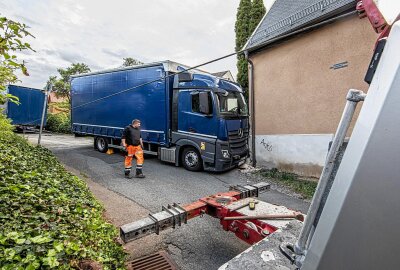 Update: LKW kollidiert mit Wohnhaus: Aufwendige Bergungsaktion nach Bremsversagen in Plauen - LKW kollidiert mit Wohnhaus: aufwendige Bergungsaktion in Plauen. Foto: Igor Pastierovic