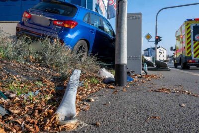 Update: Mehrere 10.000 Euro Sachschaden: Frau weicht Katze aus und hinterlässt Trümmerfeld -  Glücklicherweise befanden sich zum Zeitpunkt des Unfalls keine Fußgänger auf dem Fußweg und auch die Bewohner des Hauses hielten Mittagsruhe, so dass keine unbeteiligten Personen zu Schaden kamen.