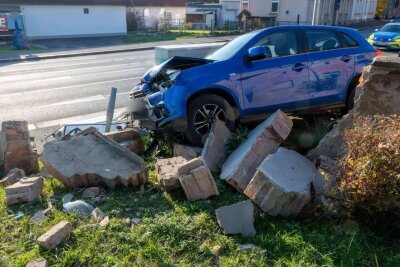 Update: Mehrere 10.000 Euro Sachschaden: Frau weicht Katze aus und hinterlässt Trümmerfeld - Den alarmierten Rettungskräften bot sich vor Ort ein Trümmerfeld. 