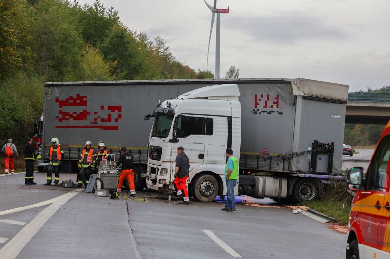 Update: Mehrere Stunden Vollsperrung Der B93: LKW Durchbricht Leitplanke