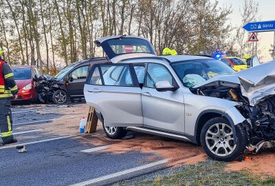 Update: Mehrere Verletzte nach Kreuzungscrash auf sächsischer Staatsstraße - Mehrere Verletzte bei einem Kreuzungscrash in Burkau. Foto: xcitepress