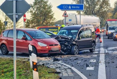 Update: Mehrere Verletzte nach Kreuzungscrash auf sächsischer Staatsstraße - Mehrere Verletzte bei einem Kreuzungscrash in Burkau. Foto: xcitepress