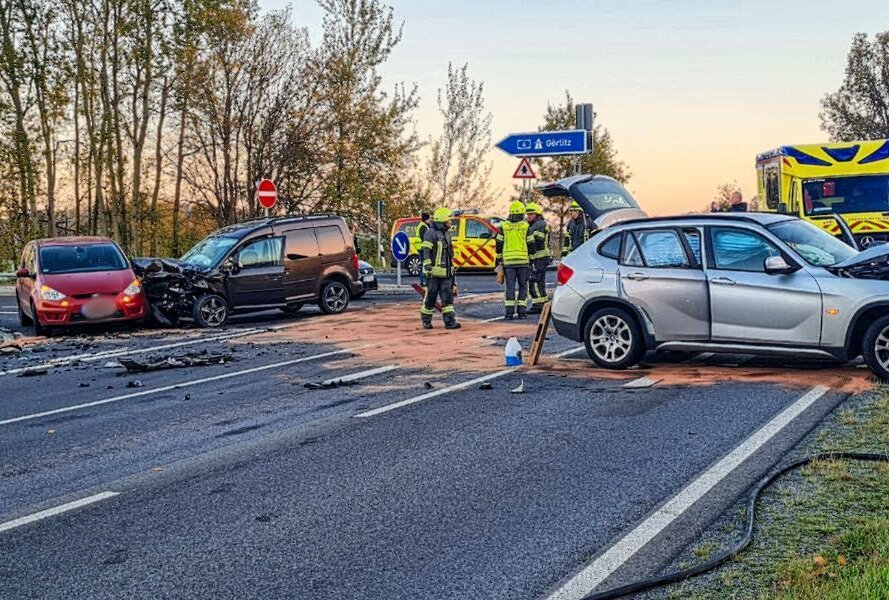 Update: Mehrere Verletzte nach Kreuzungscrash auf sächsischer Staatsstraße - Mehrere Verletzte bei einem Kreuzungscrash in Burkau. Foto: xcitepress