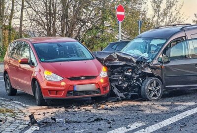 Update: Mehrere Verletzte nach Kreuzungscrash auf sächsischer Staatsstraße - Mehrere Verletzte bei einem Kreuzungscrash in Burkau. Foto: xcitepress