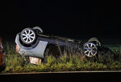 Update: Mini Cooper kommt von Fahrbahn ab und überschlägt sich - Ein PKW kam nach links von der Fahrbahn ab und fuhr auf der rechten Seite auf ein angrenzendes Feld. Foto: xcitepress