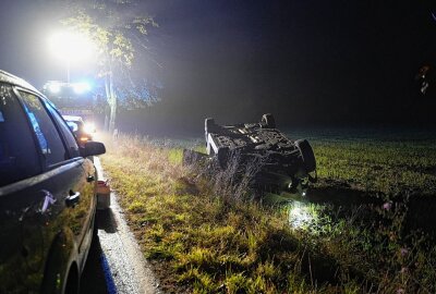 Update: Mini Cooper kommt von Fahrbahn ab und überschlägt sich - Ein PKW kam nach links von der Fahrbahn ab und fuhr auf der rechten Seite auf ein angrenzendes Feld. Foto: xcitepress