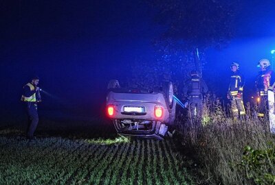 Update: Mini Cooper kommt von Fahrbahn ab und überschlägt sich - Ein PKW kam nach links von der Fahrbahn ab und fuhr auf der rechten Seite auf ein angrenzendes Feld. Foto: xcitepress