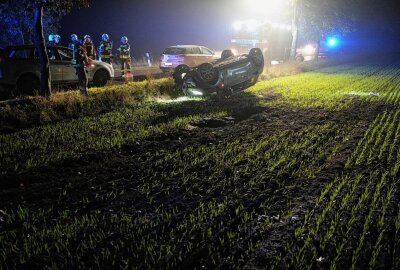 Update: Mini Cooper kommt von Fahrbahn ab und überschlägt sich - Ein PKW kam nach links von der Fahrbahn ab und fuhr auf der rechten Seite auf ein angrenzendes Feld. Foto: xcitepress