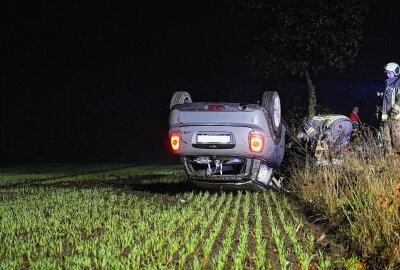 Update: Mini Cooper kommt von Fahrbahn ab und überschlägt sich - Ein PKW kam nach links von der Fahrbahn ab und fuhr auf der rechten Seite auf ein angrenzendes Feld. Foto: xcitepress