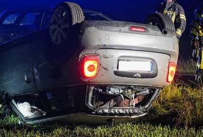 Update: Mini Cooper kommt von Fahrbahn ab und überschlägt sich - Ein PKW kam nach links von der Fahrbahn ab und fuhr auf der rechten Seite auf ein angrenzendes Feld. Foto: xcitepress