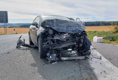 Update: Missachtung des Stoppschilds führt zu schwerem Zusammenstoß - Drei schwer verletzte Kinder - Am Freitagmorgen kam es am Lichtenberger Kreuz zu einem schweren Unfall. Foto: Marcel Schlenkrich