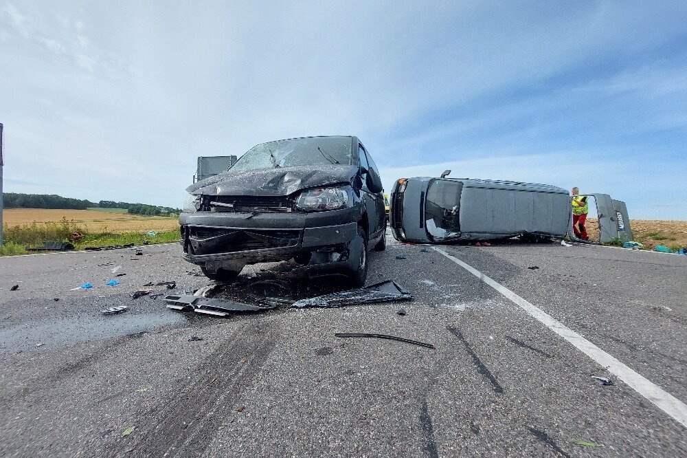 Update: Missachtung des Stoppschilds führt zu schwerem Zusammenstoß - Drei schwer verletzte Kinder - Am Freitagmorgen kam es am Lichtenberger Kreuz zu einem schweren Unfall. Foto: Marcel Schlenkrich